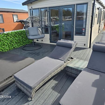 Lakeside Holiday Home With Hot Tub Tattershall Exterior photo