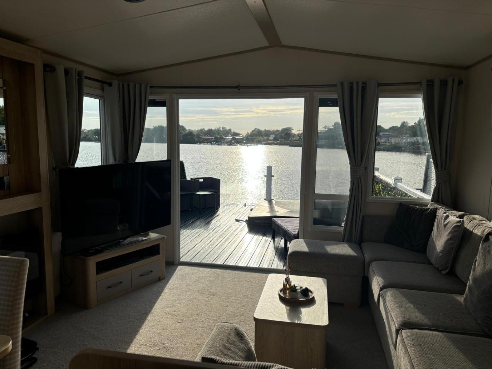 Lakeside Holiday Home With Hot Tub Tattershall Exterior photo