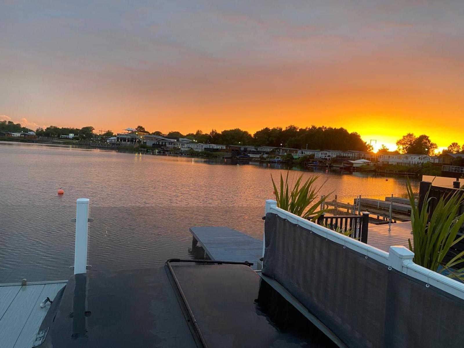 Lakeside Holiday Home With Hot Tub Tattershall Exterior photo