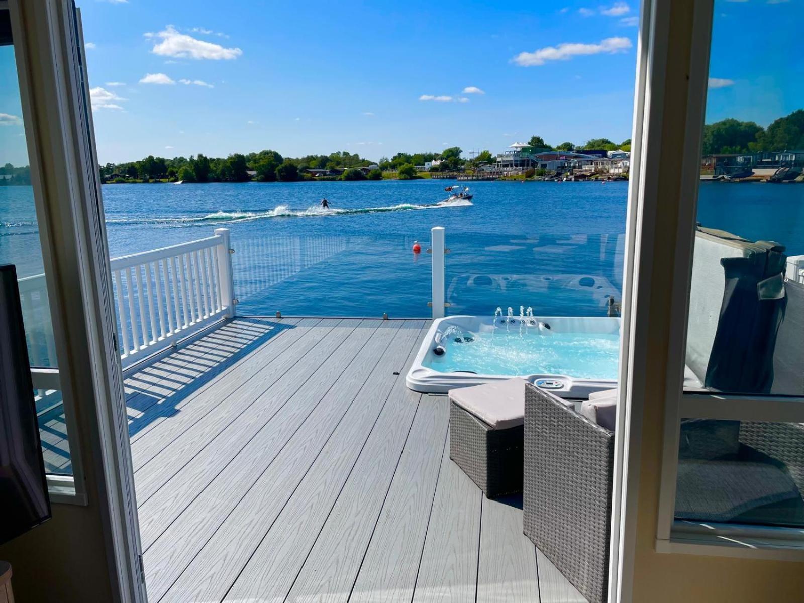 Lakeside Holiday Home With Hot Tub Tattershall Exterior photo