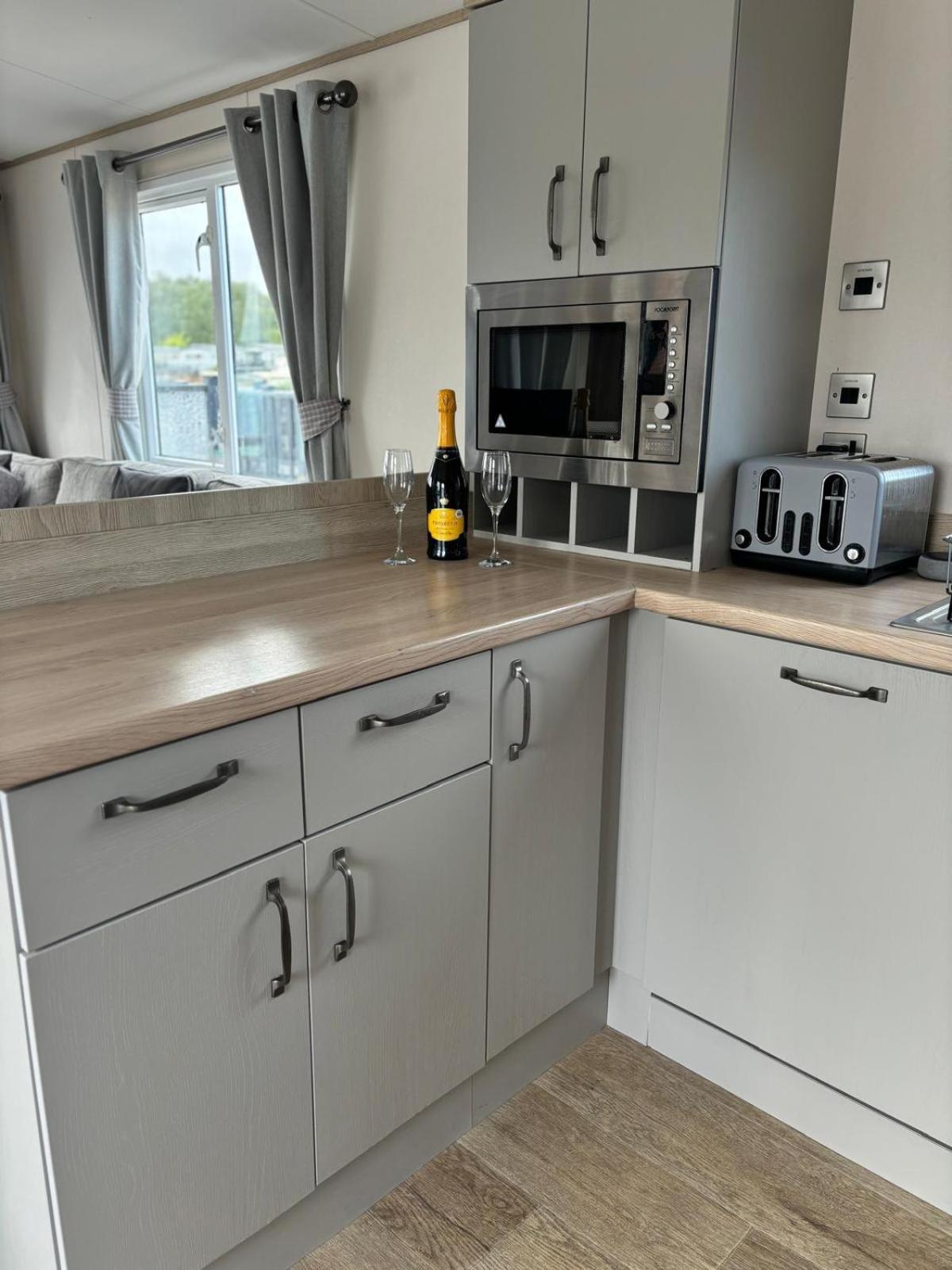 Lakeside Holiday Home With Hot Tub Tattershall Exterior photo
