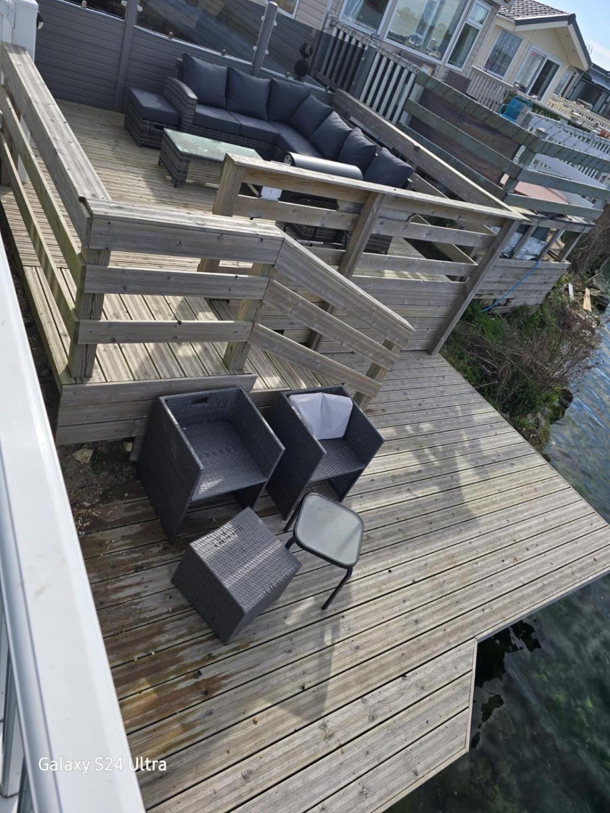 Lakeside Holiday Home With Hot Tub Tattershall Exterior photo